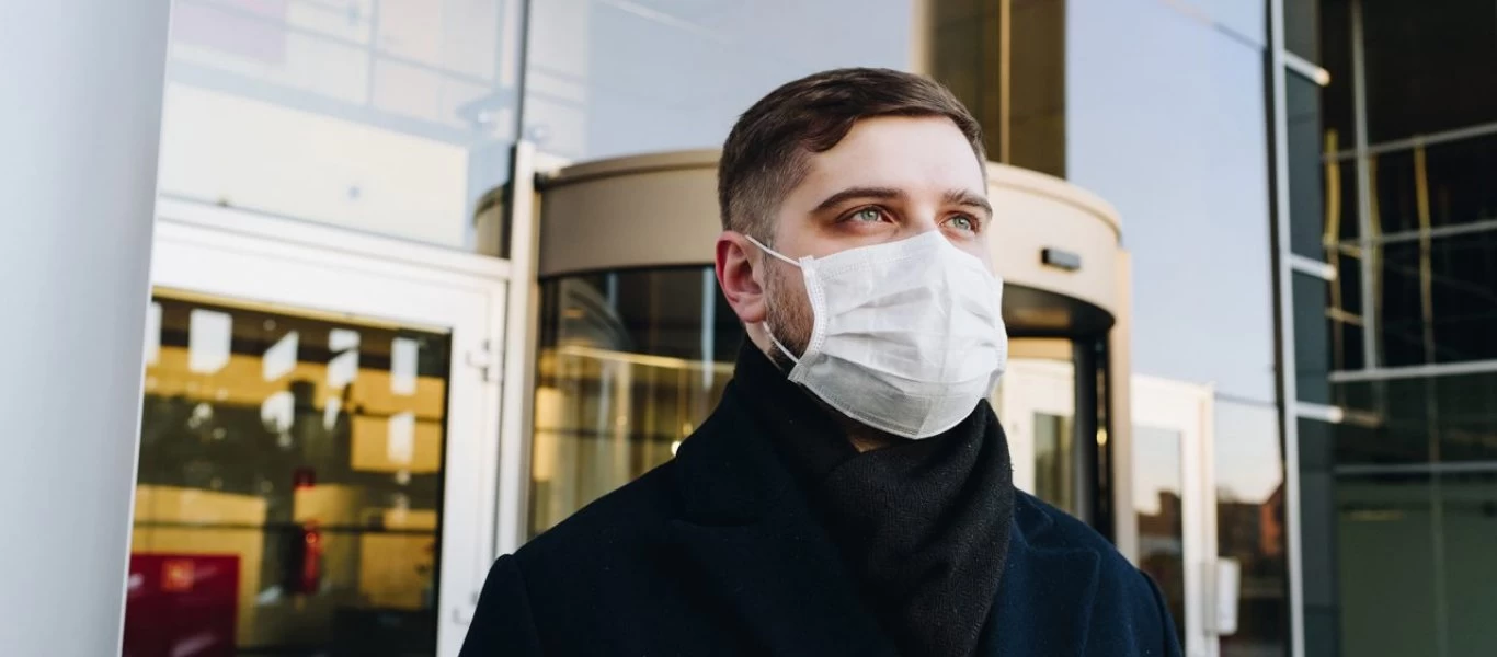 Τα εμβόλια έρχονται αλλά οι μάσκες μένουν